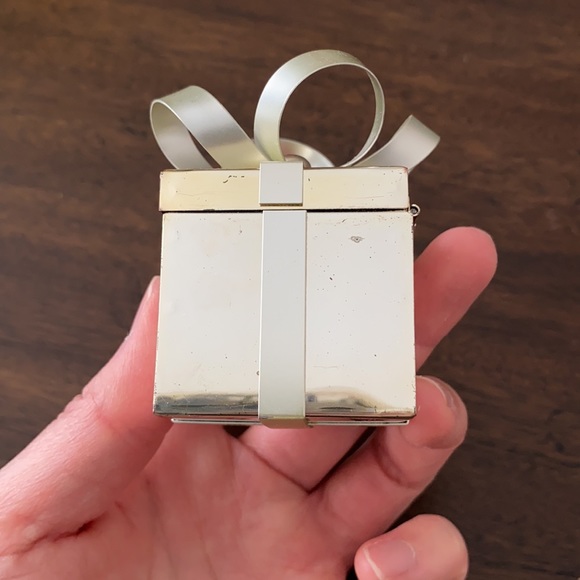 GUC metallic ring box with hinge and bow on top - Picture 3 of 13